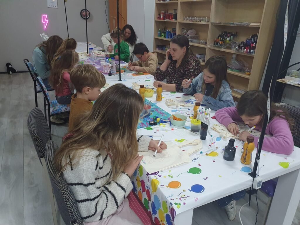 Kinderen aan tafel tijdens feestje